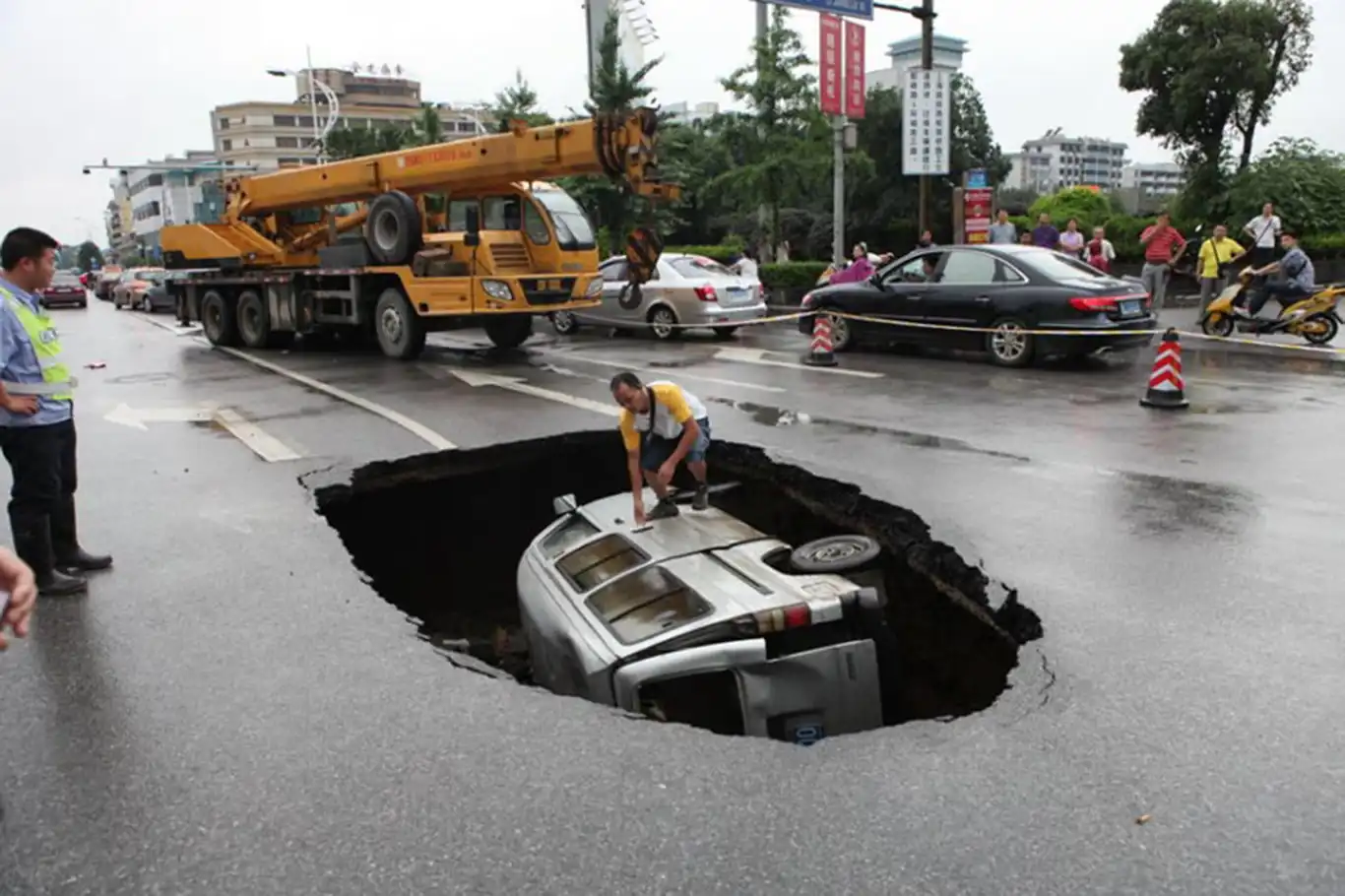 Tayvan'da çöken yol, bir aracı yuttu