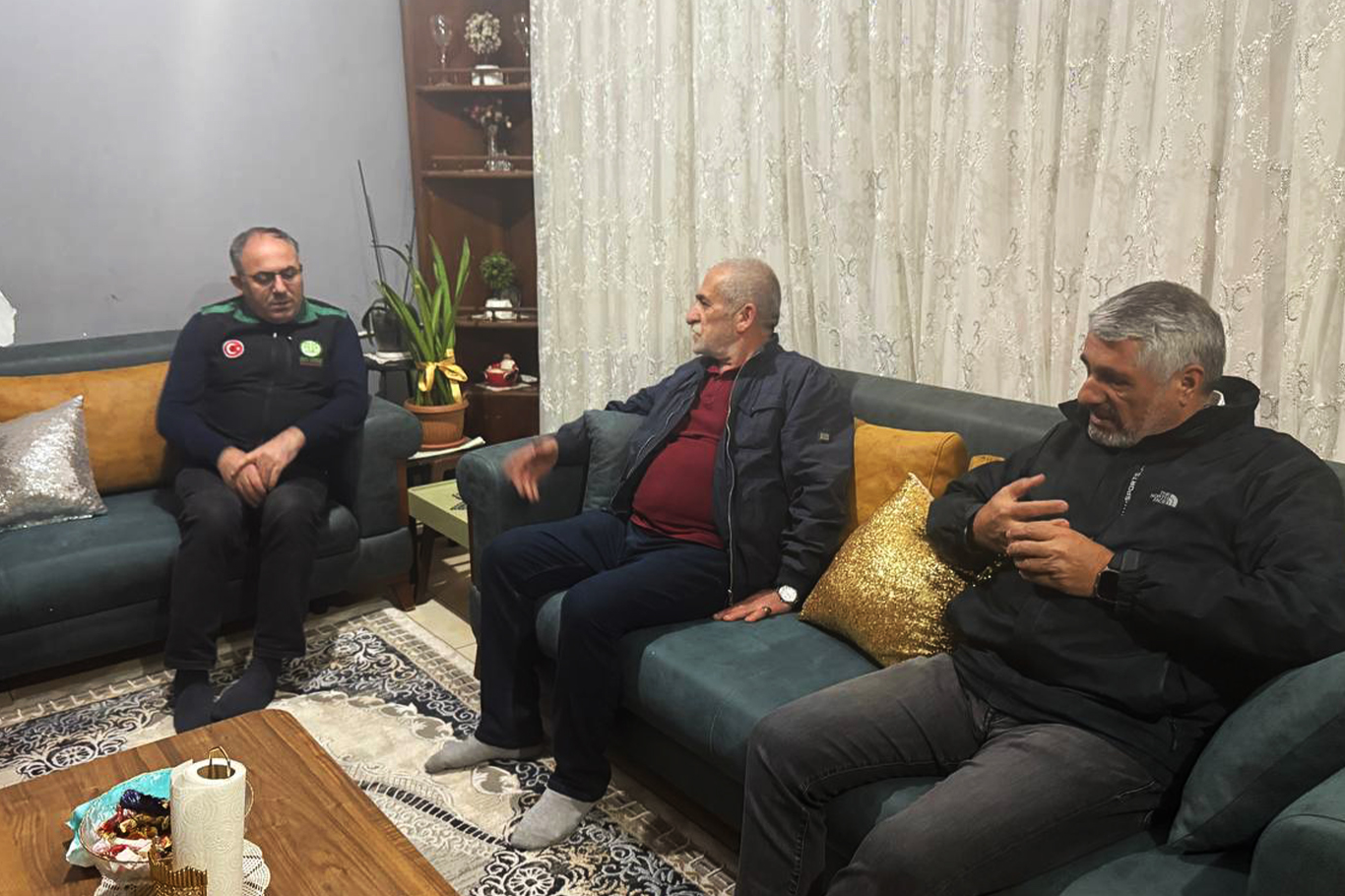 Umut Kervanı Başkan Yardımcısı Elibüyük, depremzede aileleri evlerinde ziyaret etti