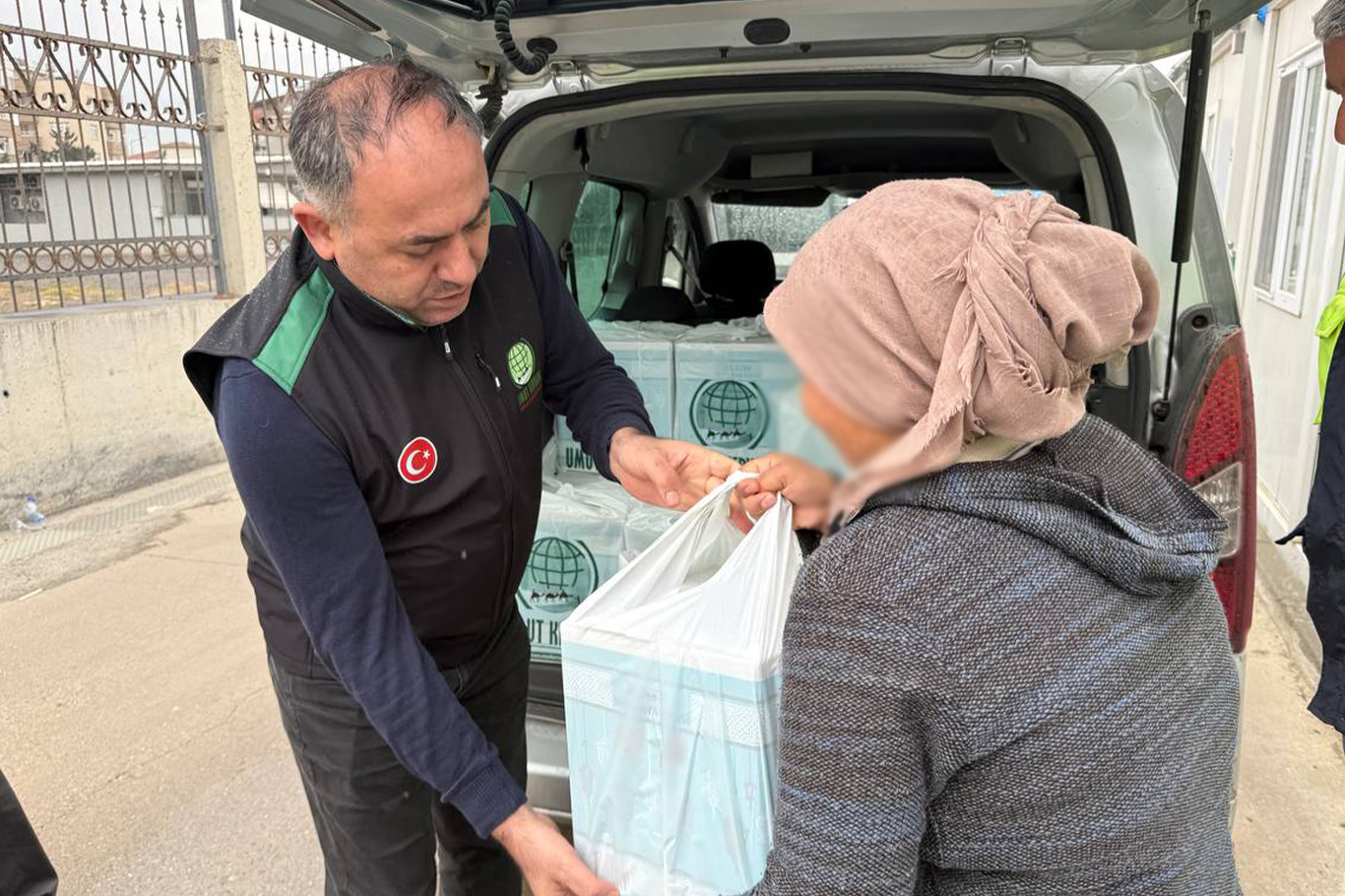 Umut Kervanı Vakfı Başkan Yardımcısı Elibüyük Hatay'da konteyner kent sakinleri ve esnafıyla bir araya geldi