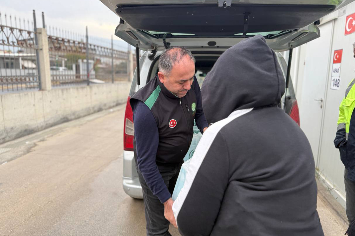 Umut Kervanı Vakfı Başkan Yardımcısı Elibüyük Hatay'da konteyner kent sakinleri ve esnafıyla bir araya geldi