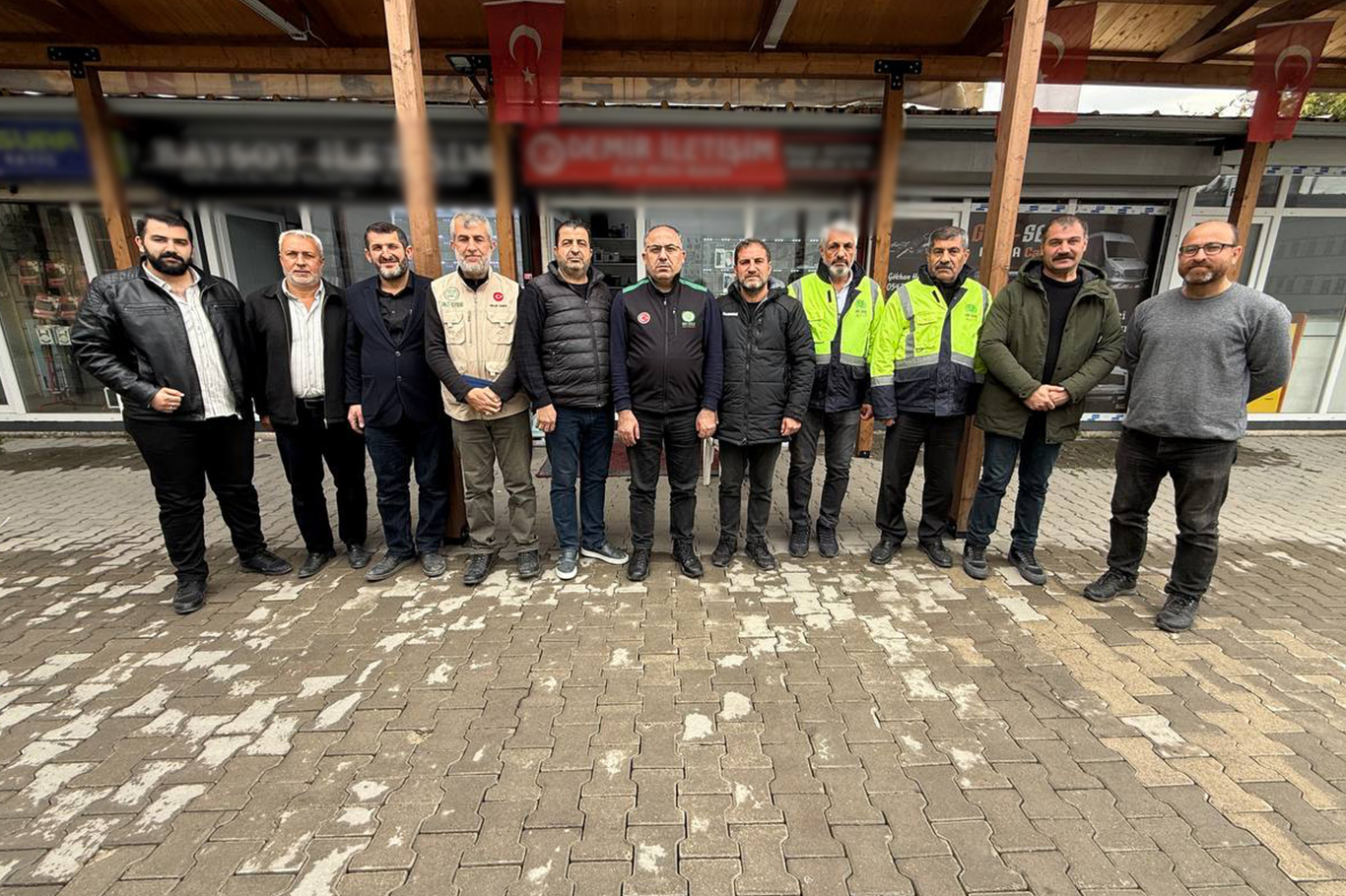 Umut Kervanı Vakfı Başkan Yardımcısı Elibüyük Hatay'da konteyner kent sakinleri ve esnafıyla bir araya geldi