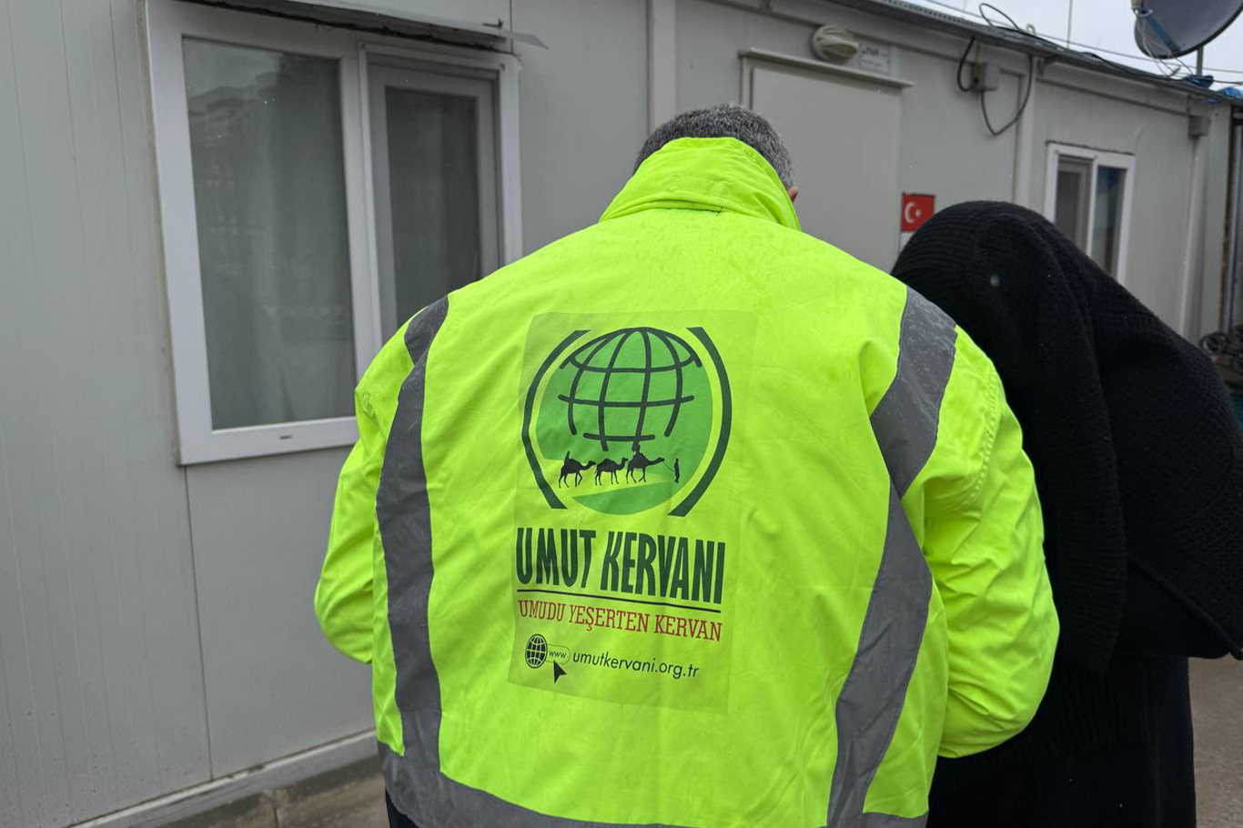 Umut Kervanı Vakfı Başkan Yardımcısı Elibüyük Hatay'da konteyner kent sakinleri ve esnafıyla bir araya geldi