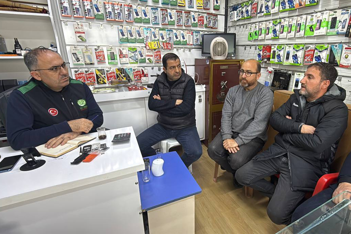 Umut Kervanı Vakfı Başkan Yardımcısı Elibüyük Hatay'da konteyner kent sakinleri ve esnafıyla bir araya geldi