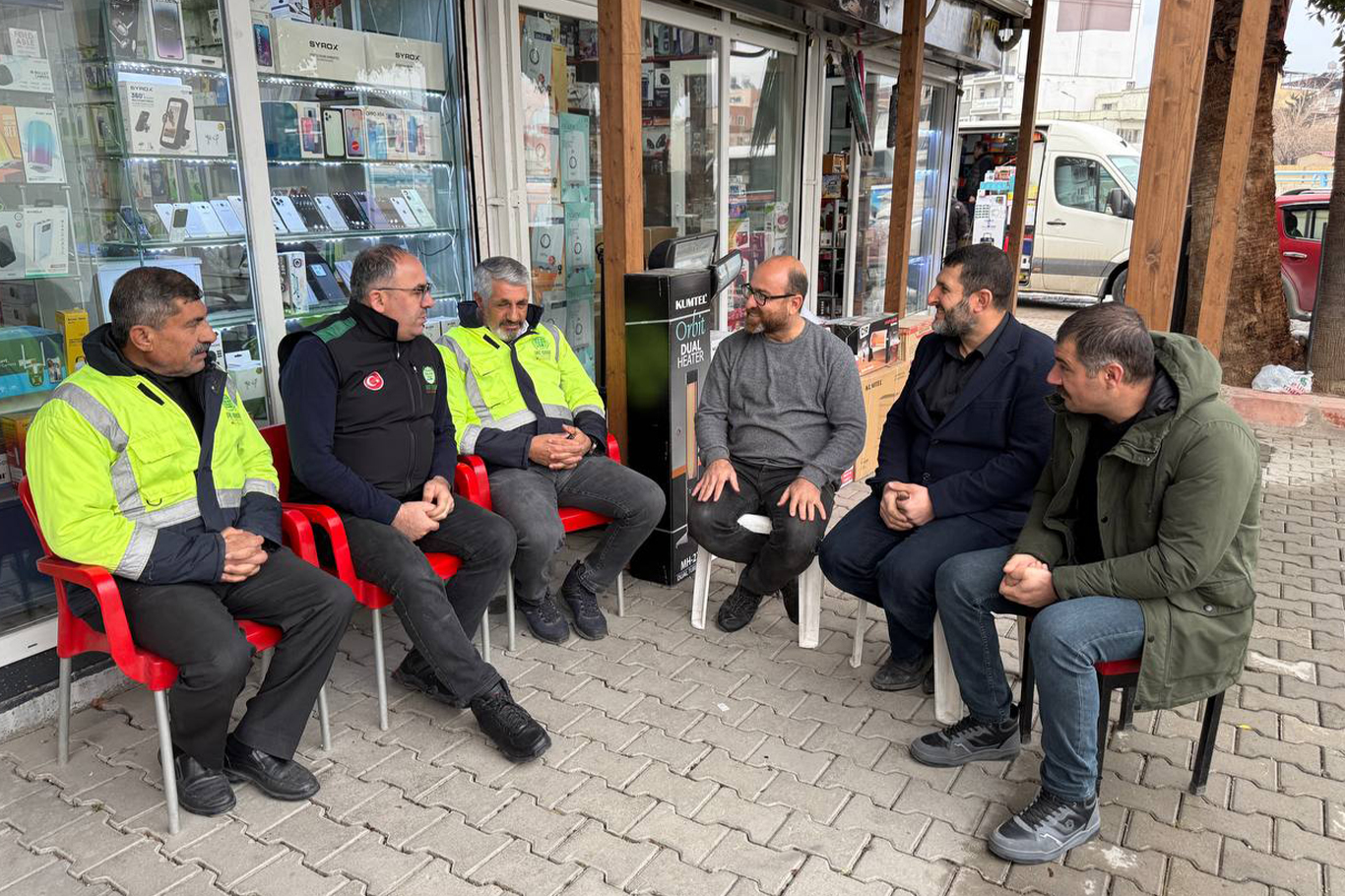 Umut Kervanı Vakfı Başkan Yardımcısı Elibüyük Hatay'da konteyner kent sakinleri ve esnafıyla bir araya geldi