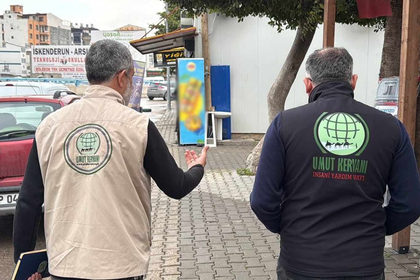 Umut Kervanı Vakfı Başkan Yardımcısı Elibüyük Hatay'da konteyner kent sakinleri ve esnafıyla bir araya geldi