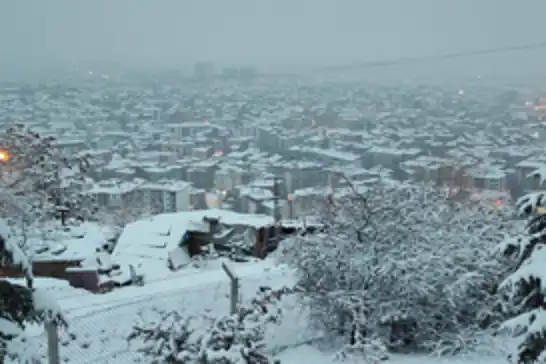 Depremin yıl dönümünde şehir beyaza büründü