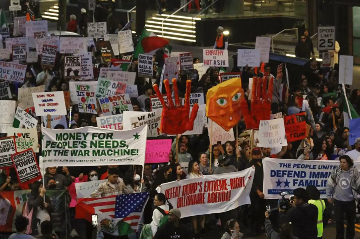 ABD’de binlerce kişi Trump’ın göçmen politikasını protesto etti