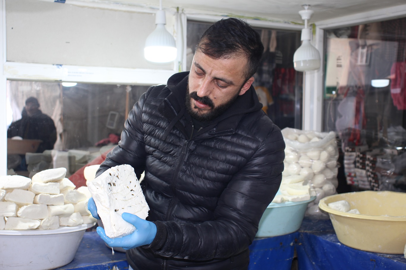 Çetin geçen kış mevsiminde pazar esnafı zor günler geçiriyor