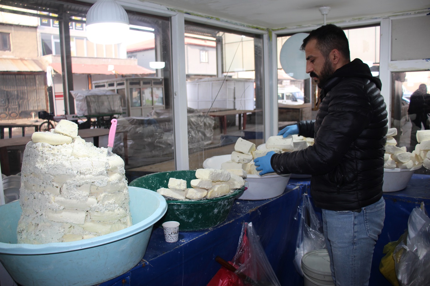 Çetin geçen kış mevsiminde pazar esnafı zor günler geçiriyor