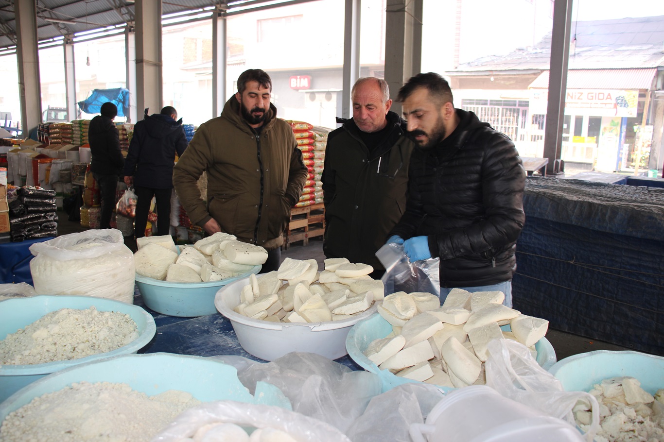 Çetin geçen kış mevsiminde pazar esnafı zor günler geçiriyor