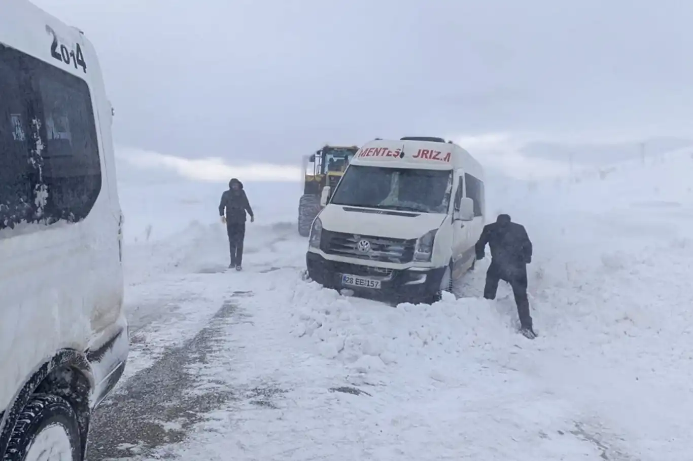 Van’da kar ve tipi nedeniyle araçlar mahsur kaldı