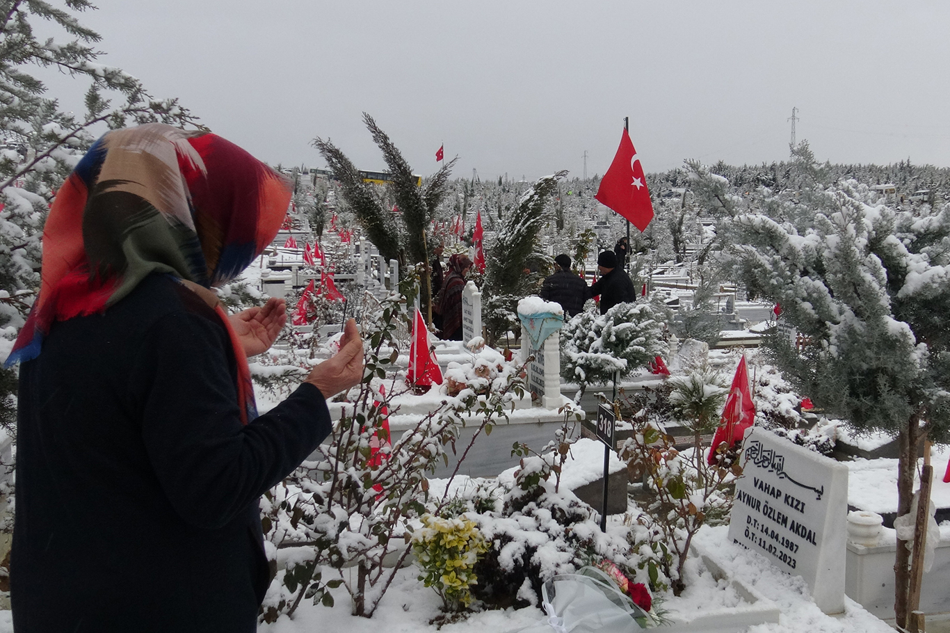 Depremin yıl dönümünde mezarlığa akın eden vatandaşların acıları hala tap taze