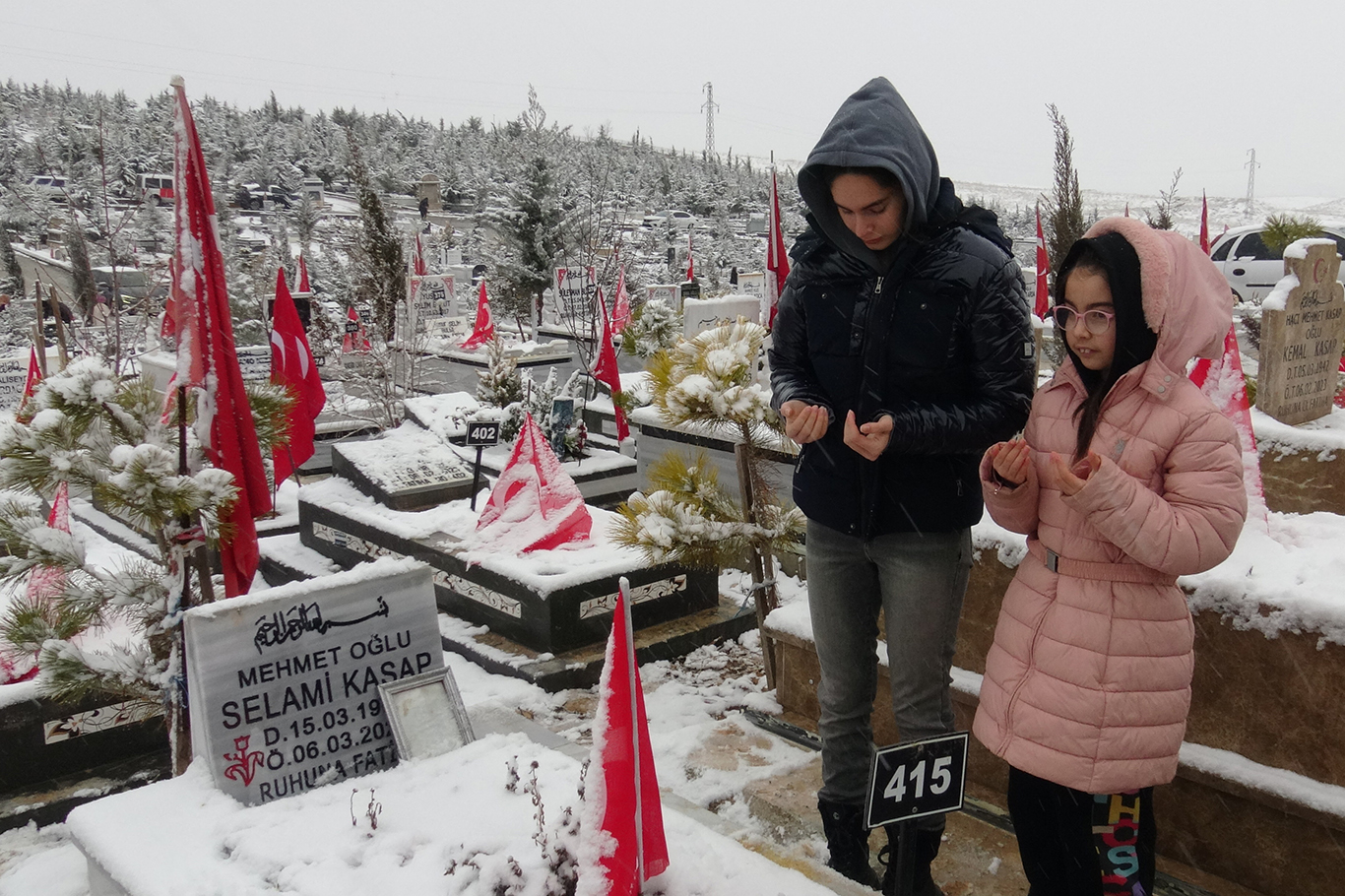 Depremin yıl dönümünde mezarlığa akın eden vatandaşların acıları hala tap taze
