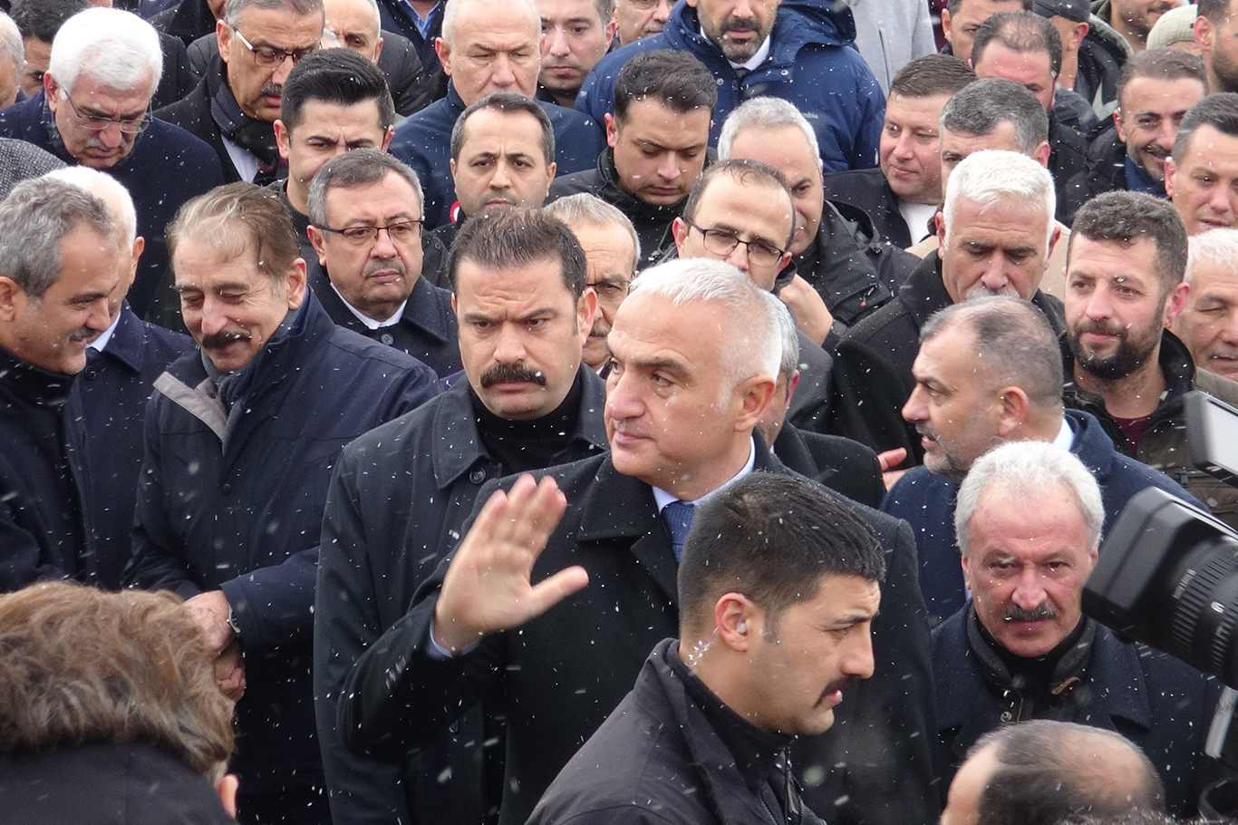 Kültür ve Turizm Bakanı Mehmet Nuri Ersoy mezarlık ziyaretinde
