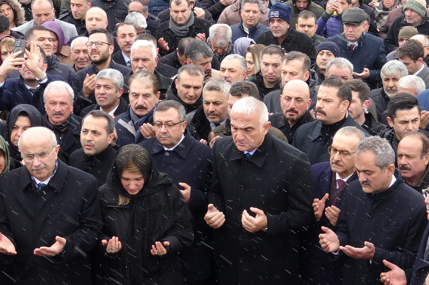 Kültür ve Turizm Bakanı Mehmet Nuri Ersoy mezarlık ziyaretinde