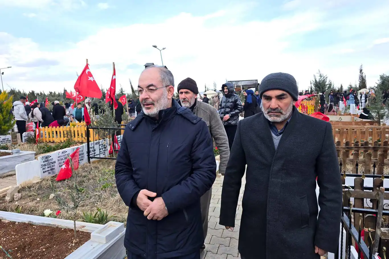 HÜDA PAR Adıyaman İl Başkanlığı, depremde ölenlerin kabirlerini ziyaret etti