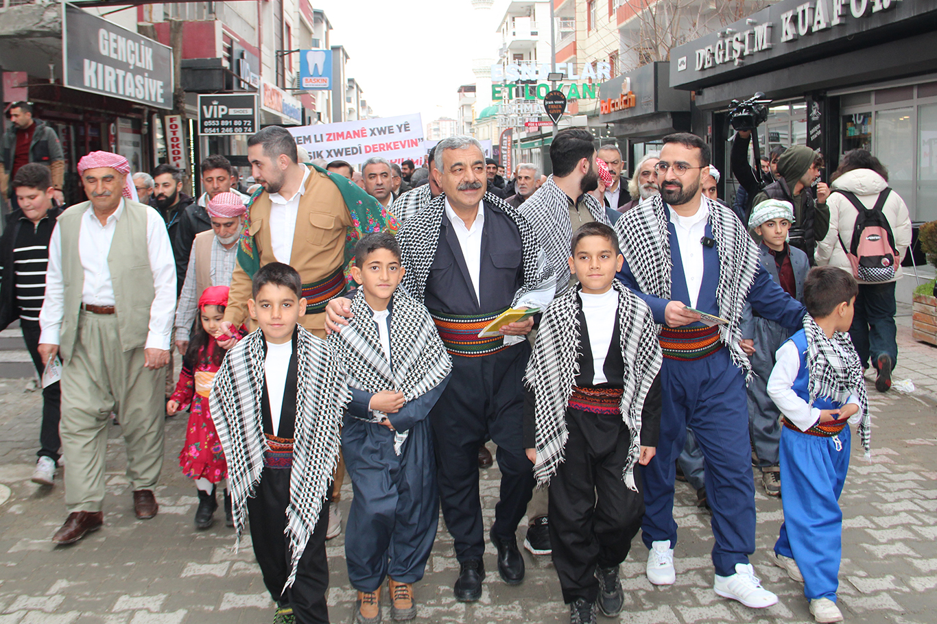 HÜDA PAR'dan Batman'da 'anadil' yürüyüşü