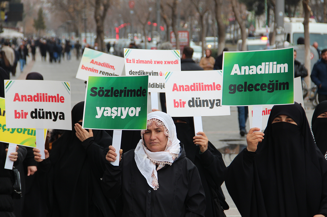 HÜDA PAR'dan Batman'da 'anadil' yürüyüşü