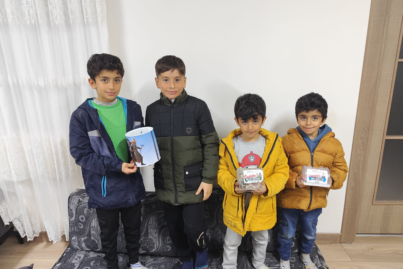 Çocuklar, kumbarada biriktirdikleri harçlıklarını Gazze'ye bağışladılar