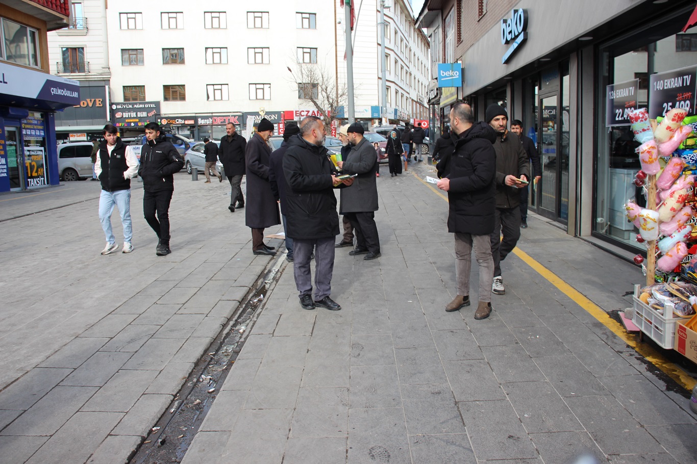 HÜDA PAR İl Ağrı İl Teşkilatı, 'anadil' için cadde cadde dolaşıp bilgilendirmede bulundu