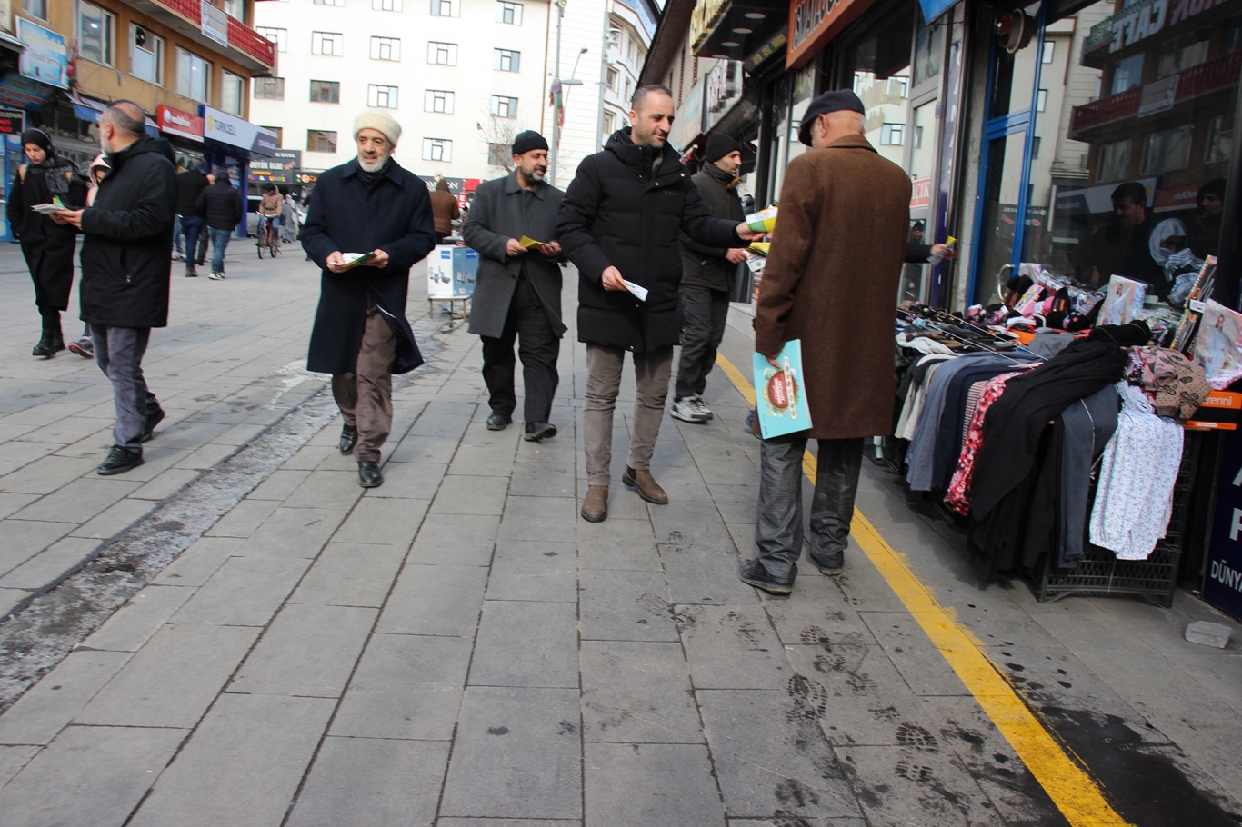 HÜDA PAR İl Ağrı İl Teşkilatı, 'anadil' için cadde cadde dolaşıp bilgilendirmede bulundu