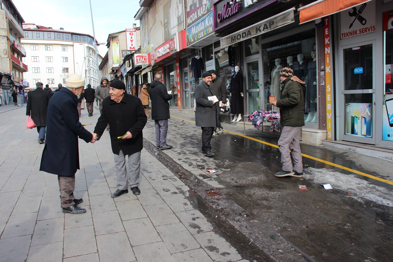 HÜDA PAR İl Ağrı İl Teşkilatı, 'anadil' için cadde cadde dolaşıp bilgilendirmede bulundu