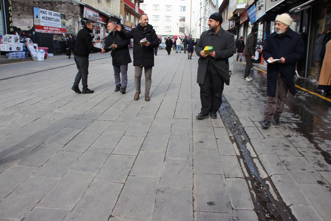 HÜDA PAR İl Ağrı İl Teşkilatı, 'anadil' için cadde cadde dolaşıp bilgilendirmede bulundu
