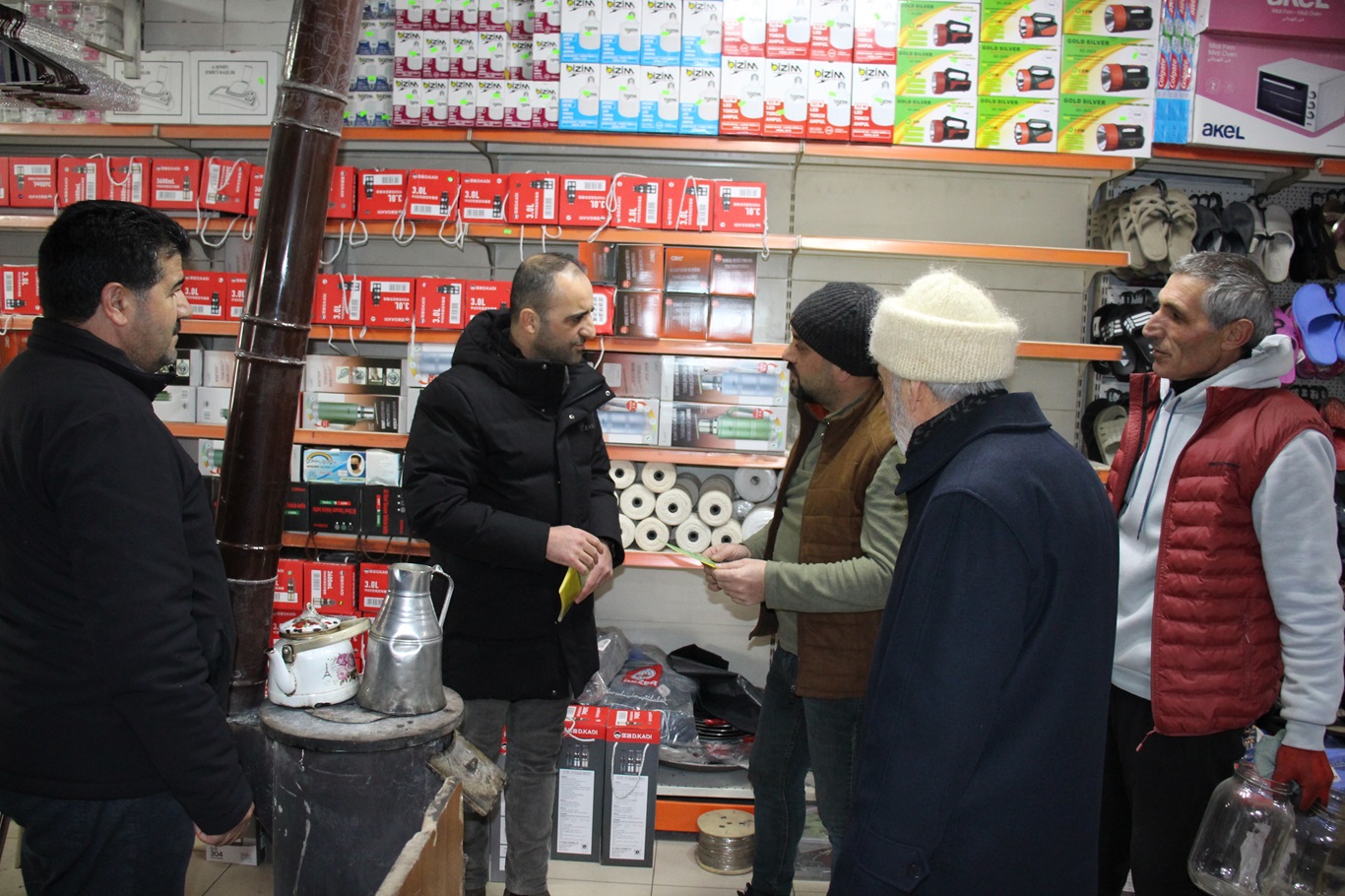 HÜDA PAR İl Ağrı İl Teşkilatı, 'anadil' için cadde cadde dolaşıp bilgilendirmede bulundu