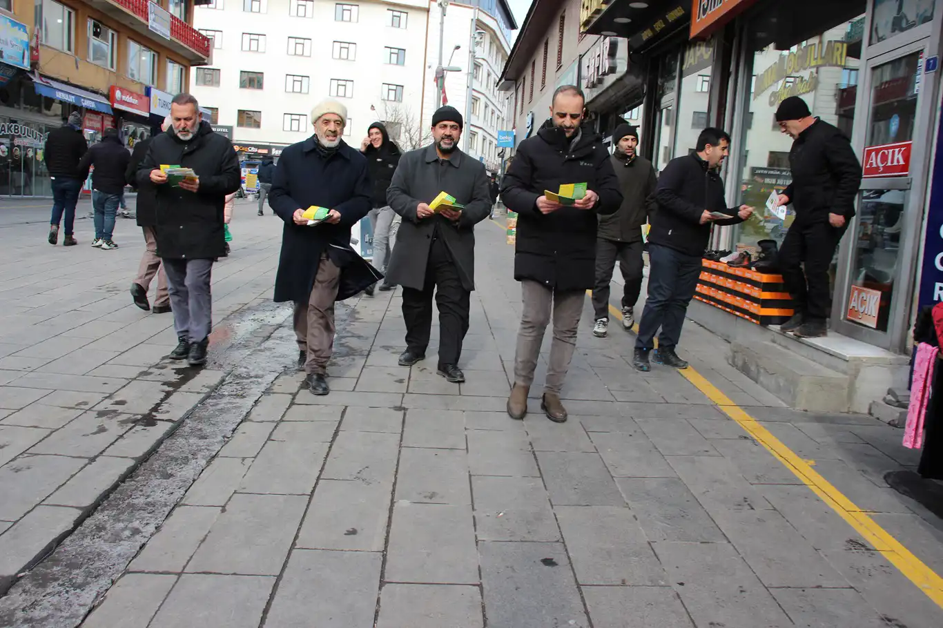 HÜDA PAR İl Ağrı İl Teşkilatı, 'anadil' için cadde cadde dolaşıp bilgilendirmede bulundu