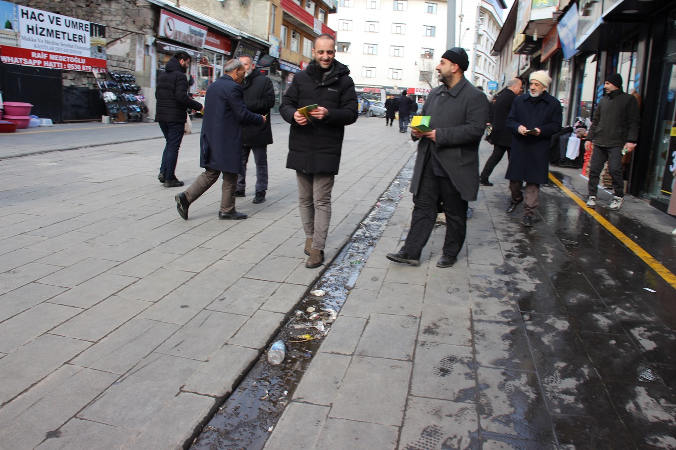 HÜDA PAR İl Ağrı İl Teşkilatı, 'anadil' için cadde cadde dolaşıp bilgilendirmede bulundu