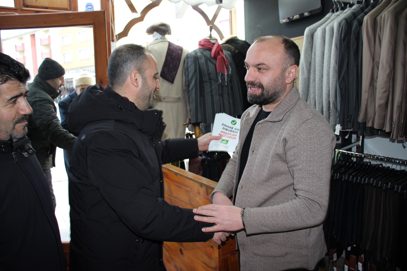 HÜDA PAR İl Ağrı İl Teşkilatı, 'anadil' için cadde cadde dolaşıp bilgilendirmede bulundu