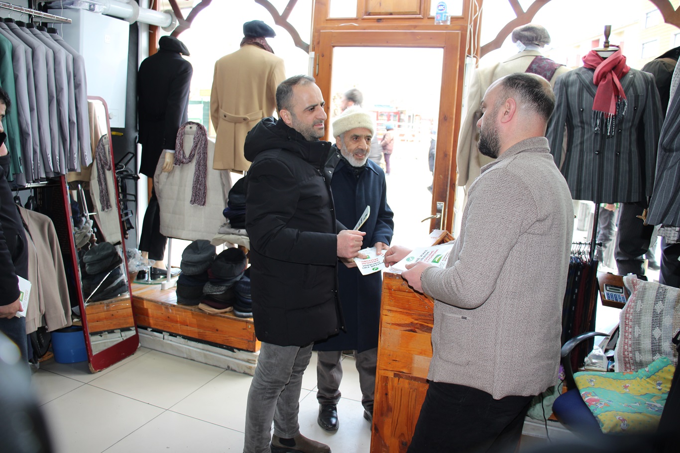 HÜDA PAR İl Ağrı İl Teşkilatı, 'anadil' için cadde cadde dolaşıp bilgilendirmede bulundu
