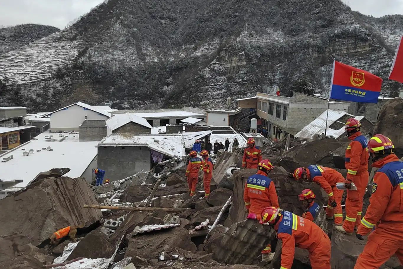 Çin'de heyelan: 30 kişi toprak altında kaldı