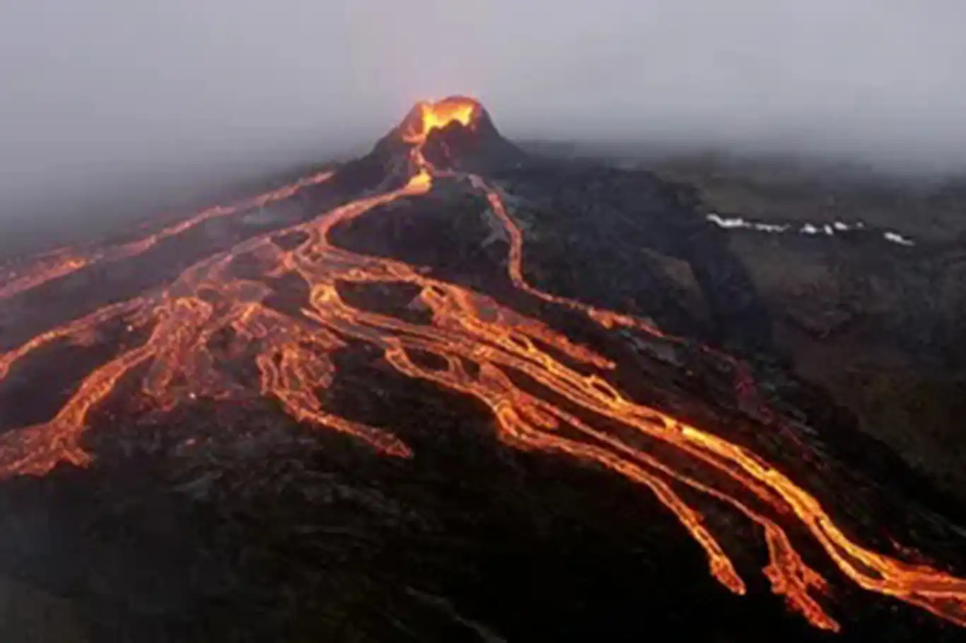 Etna Yanardağı'nda lav akışı meydana geldi