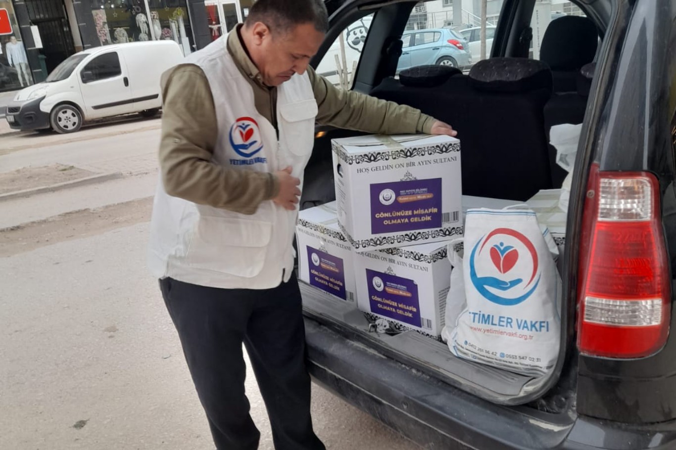 Weqfa Êtîman li Mêrdînê ji bo feqîran alîkarîya zexîreyê kir Weqfa Êtîman li Mêrdînê ji bo feqîran alîkarîya zexîreyê kir