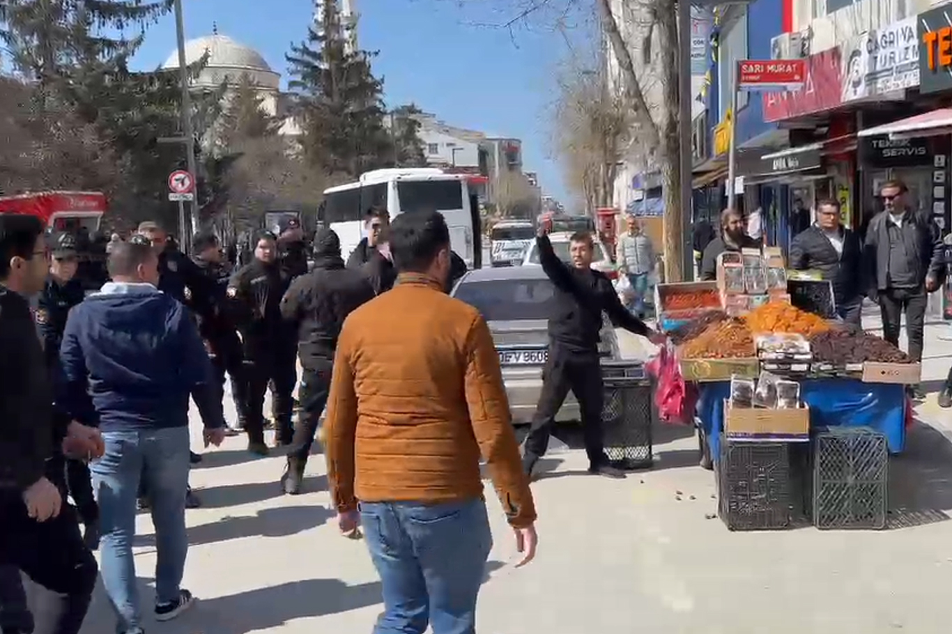 Van’da seyyar satıcılarla zabıta arasında arbede çıktı! Van’da seyyar satıcılarla zabıta arasında arbede çıktı!