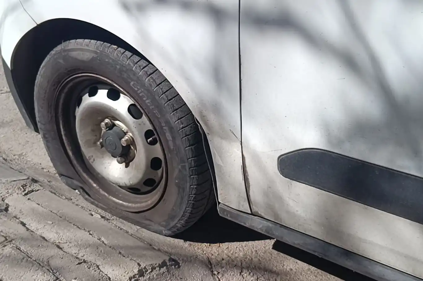 Batman’da park halindeki araca zarar verildi Batman’da park halindeki araca zarar verildi
