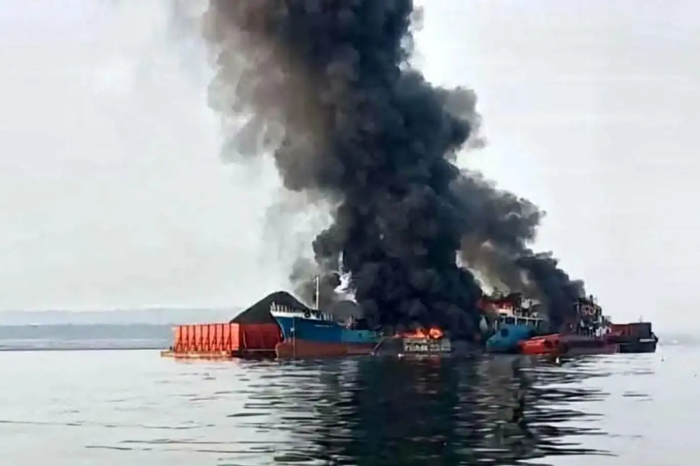 Endonezya'da deniz araçları çarpıştı: 2 ölü 15 yaralı Endonezya'da deniz araçları çarpıştı: 2 ölü 15 yaralı