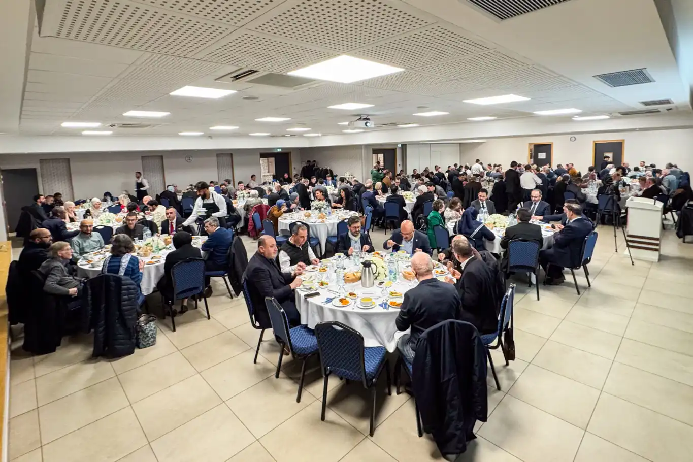 Strazburg'da geleneksel Ramazan iftarı: Farklı toplumları bir araya getirdi Strazburg'da geleneksel Ramazan iftarı: Farklı toplumları bir araya getirdi