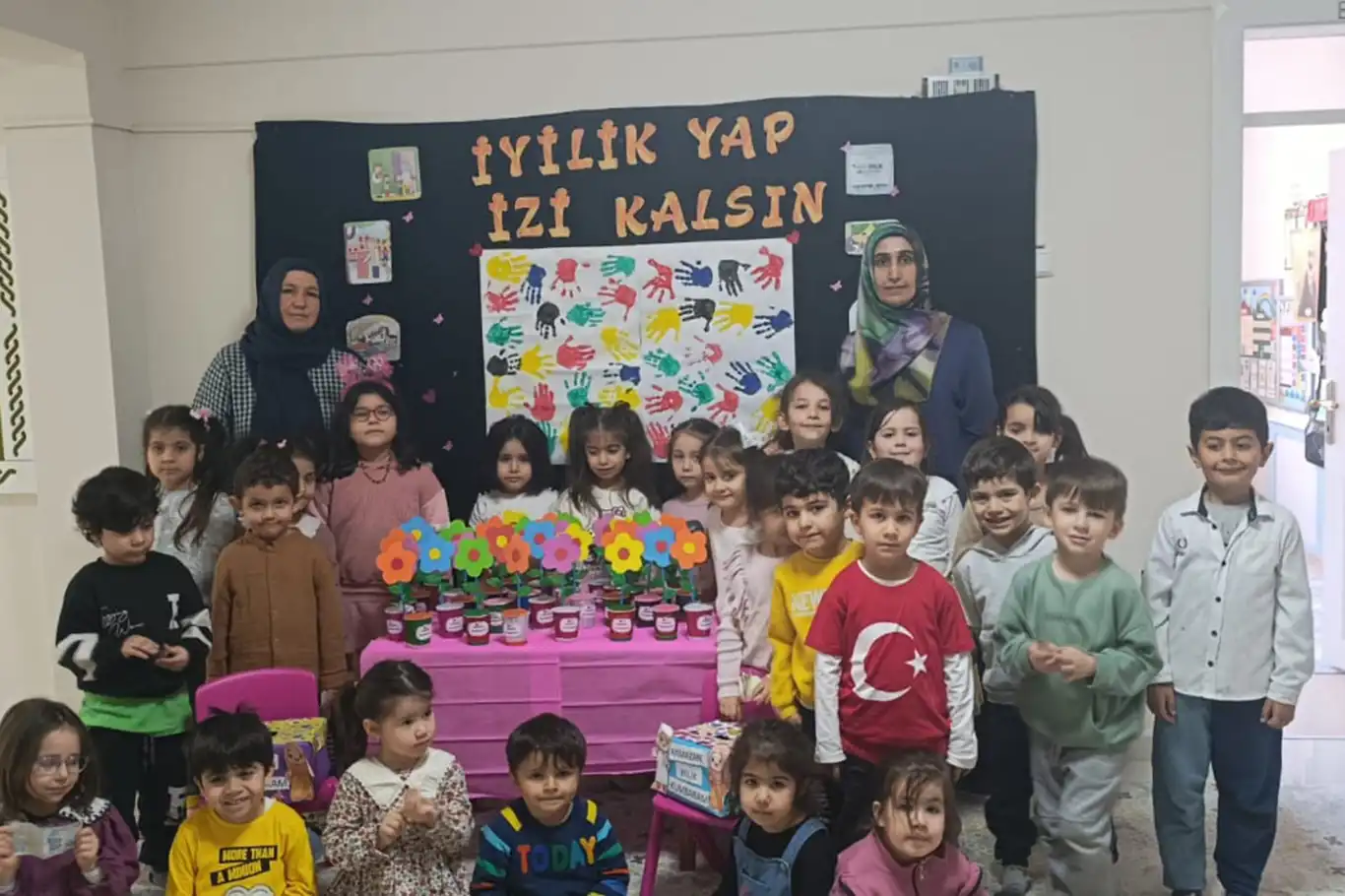 Minikler kumbaralarını Filistin için açtı Minikler kumbaralarını Filistin için açtı