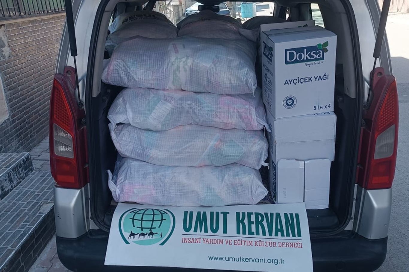 Kahramanmaraş Umut Kervanı'ndan ayni ve nakdi yardım Kahramanmaraş Umut Kervanı'ndan ayni ve nakdi yardım