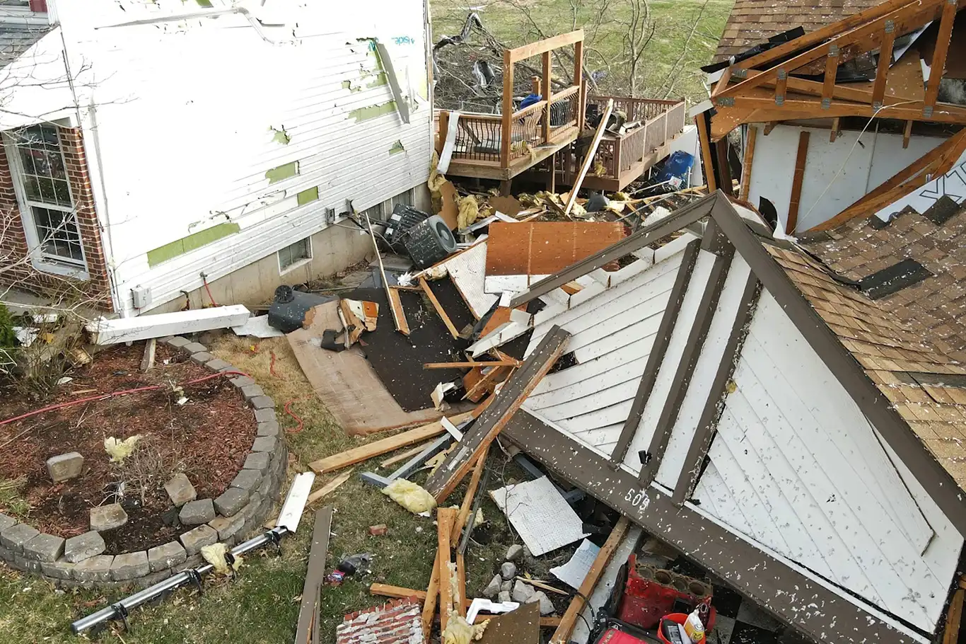 Deadly storm systems sweep U.S., killing 40 and injuring hundreds Deadly storm systems sweep U.S., killing 40 and injuring hundreds