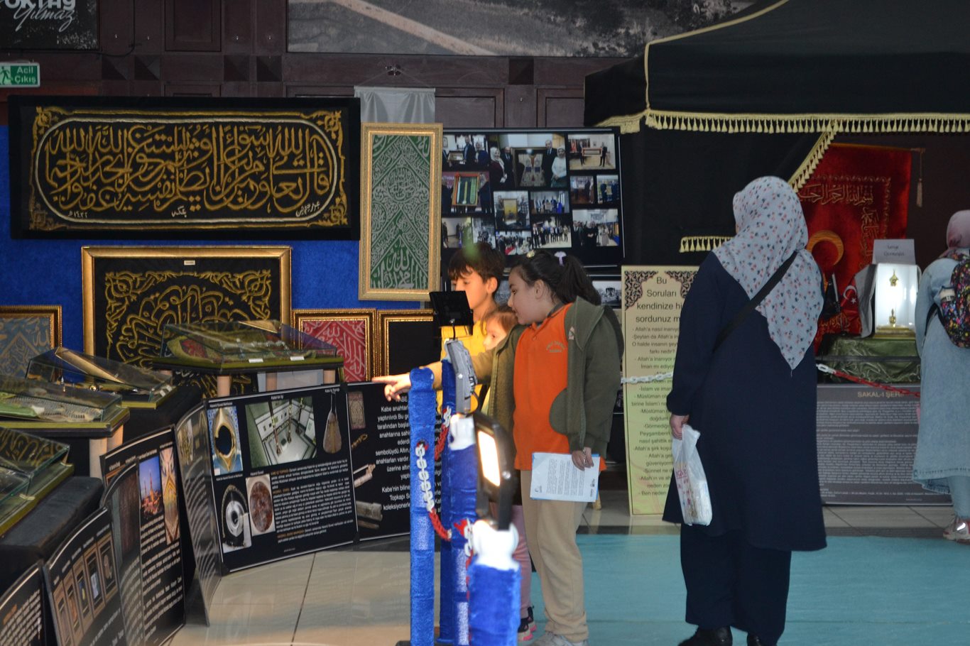 Türkiye'nin ilk gezici "Hadimü'l Haremeyn Kutsal Emanetler" sergisi Bursa'da yoğun ilgi görüyor