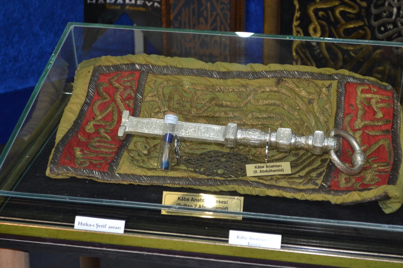 Türkiye'nin ilk gezici "Hadimü'l Haremeyn Kutsal Emanetler" sergisi Bursa'da yoğun ilgi görüyor