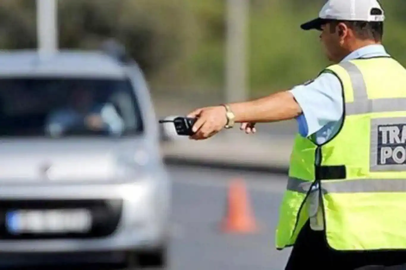 Maltepe'de bir sürücü kaldırıma çıkarak yol isteyince sürücü para cezasına çarptırıldı