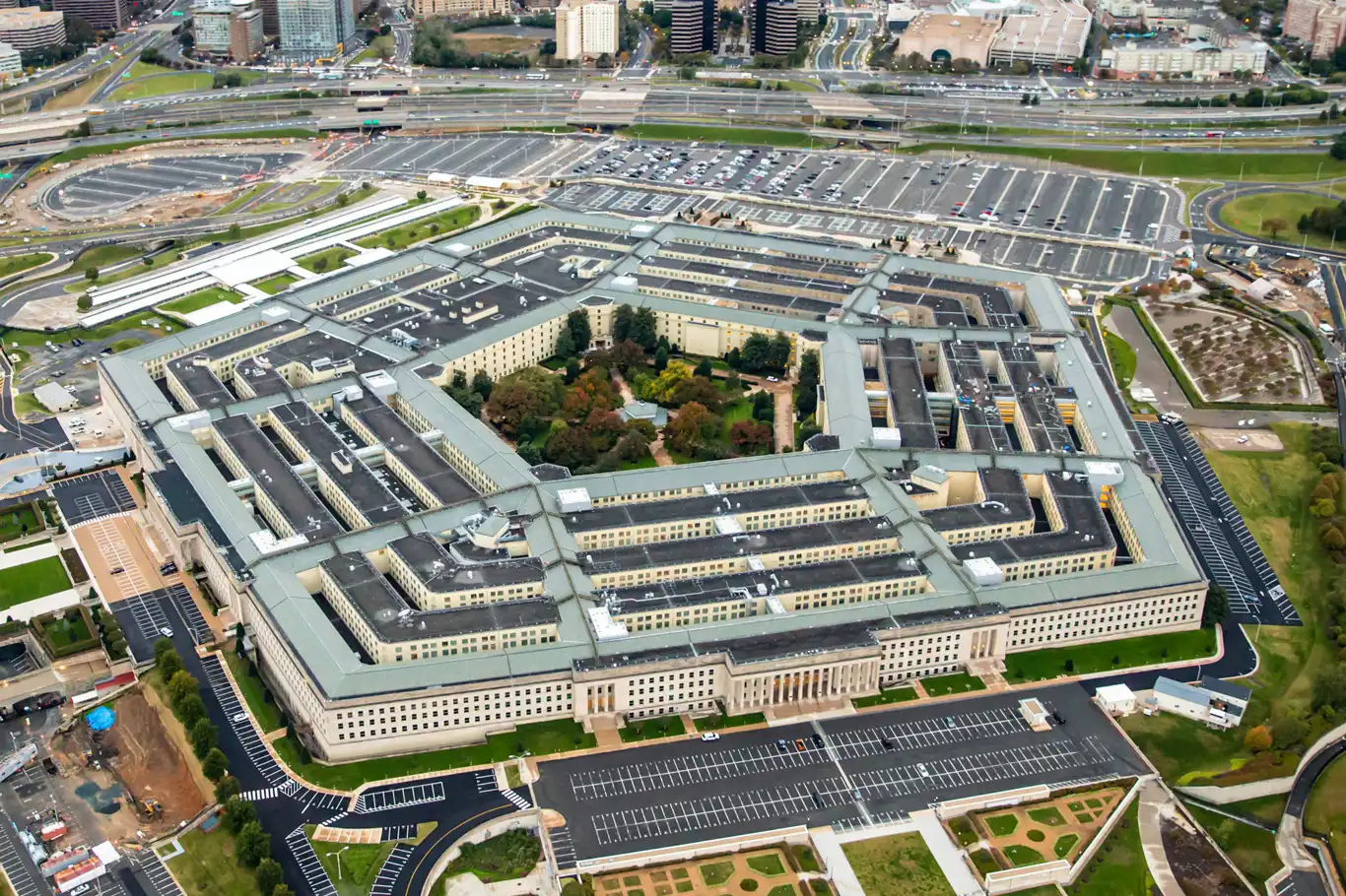 Pentagon sivil personelini 50 bin kişi azaltacak