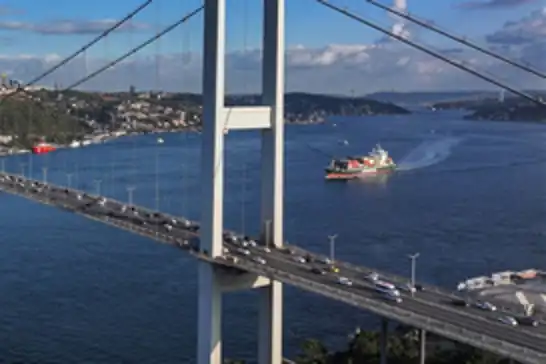 İstanbul Boğazı'nda gemi trafiği geçici olarak askıya alındı