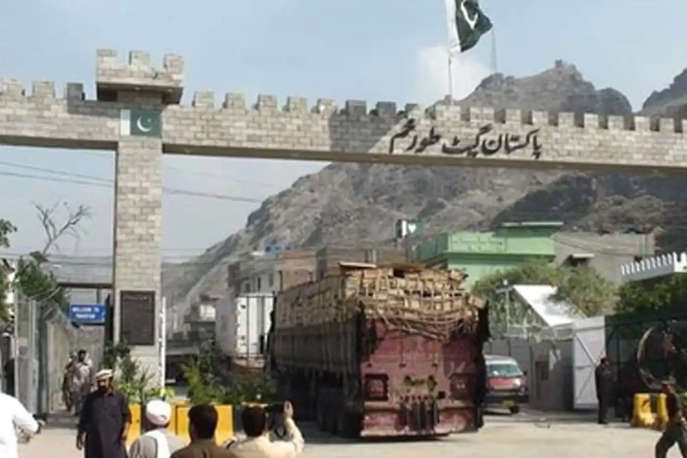 Pakistan ve Afganistan arasındaki sınır kapısı yeniden açıldı Pakistan ve Afganistan arasındaki sınır kapısı yeniden açıldı