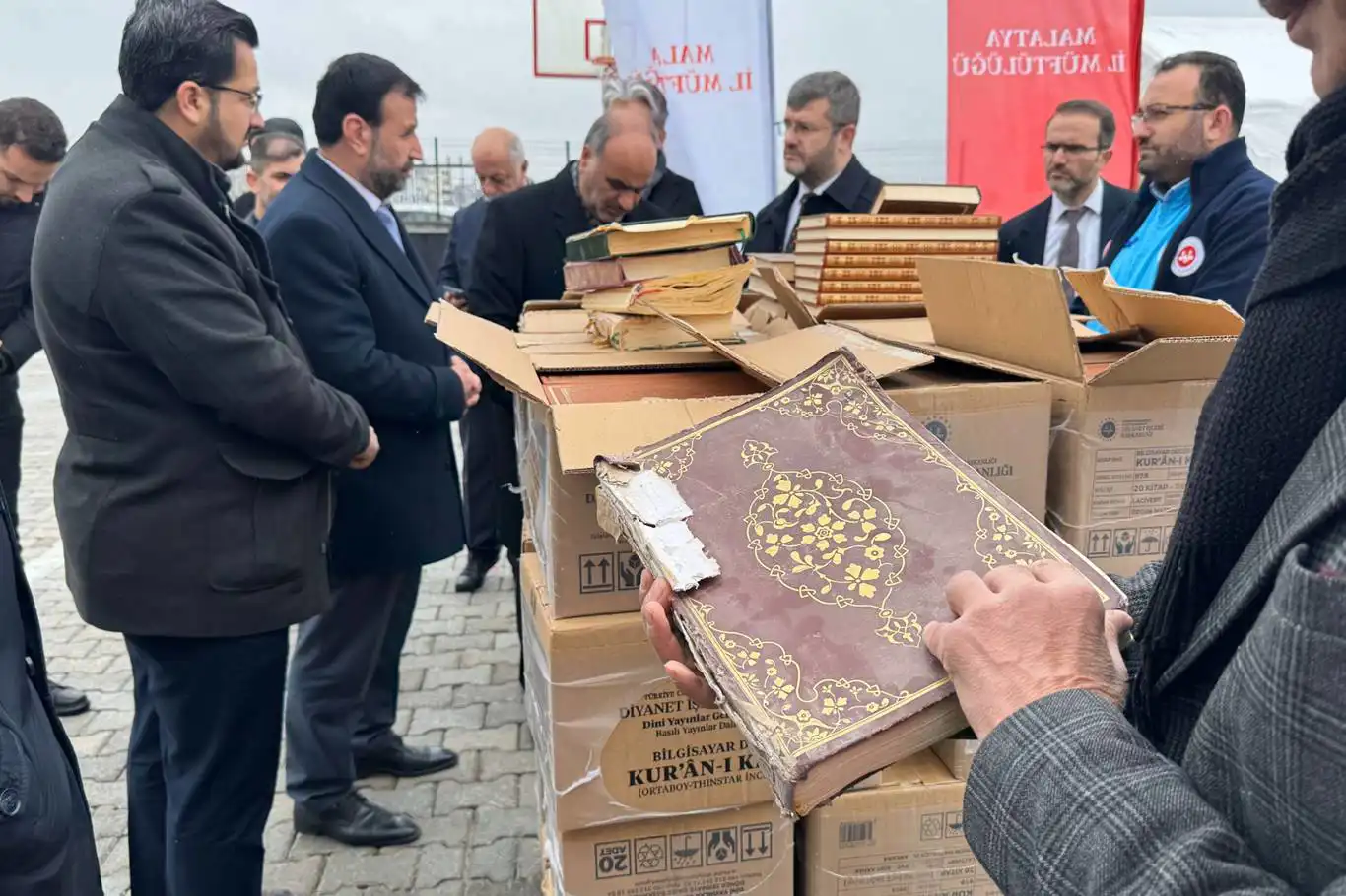 Depremde hasar gören Kur'an-ı Kerim'ler yenileniyor Depremde hasar gören Kur'an-ı Kerim'ler yenileniyor