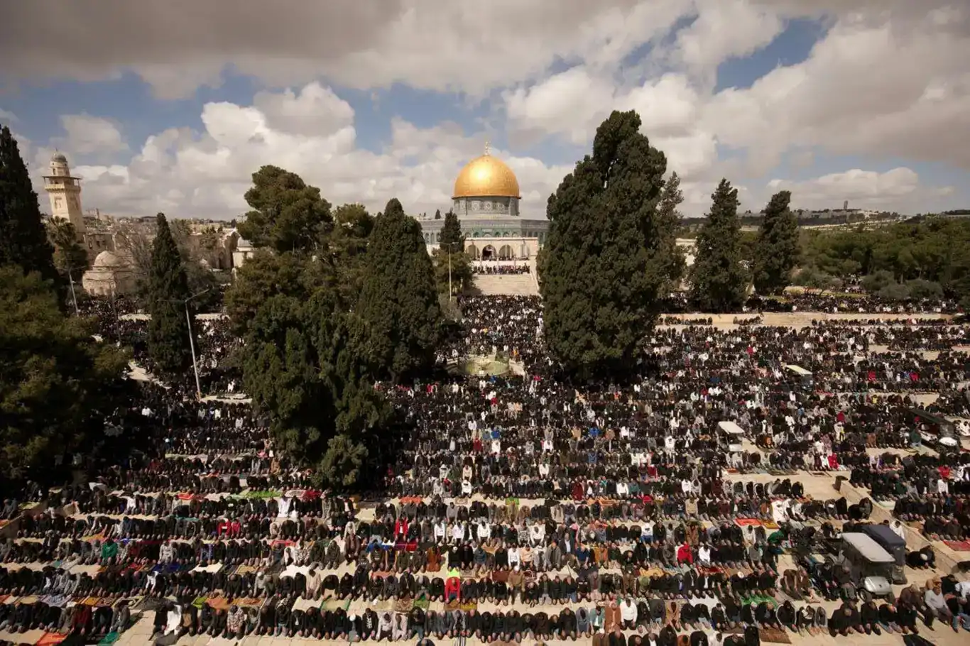 Thousands defy Israeli restrictions to pray at Al-Aqsa Mosque